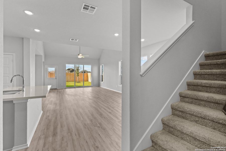 Spacious, unfurnished interior of a new home in Sunflower Ridge, New Braunfels (Image 27).