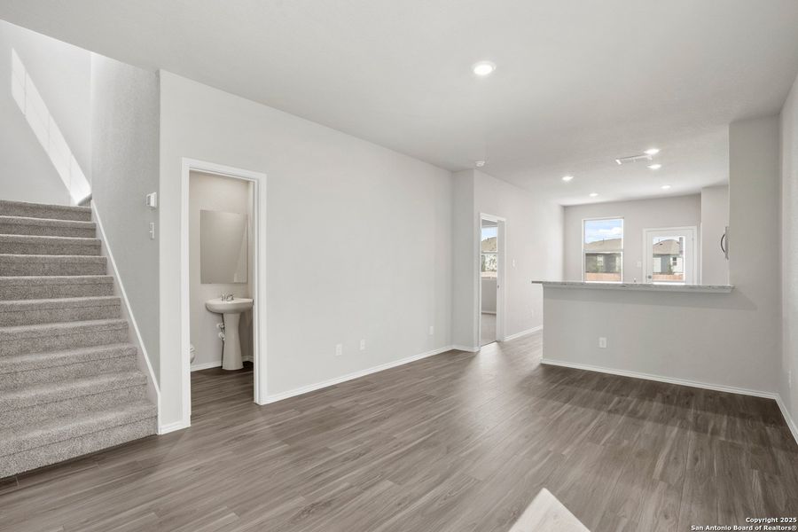 Spacious, unfurnished interior of a new home in Blue Ridge Ranch, San Antonio (Image 16).