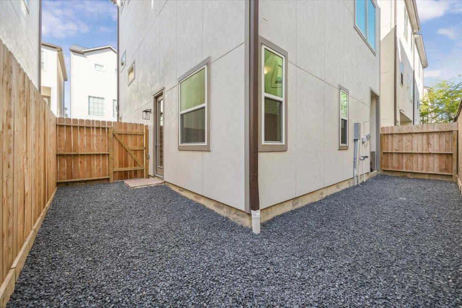 Exterior details and patio area of a home in Upland Estates, Houston (Image 25).
