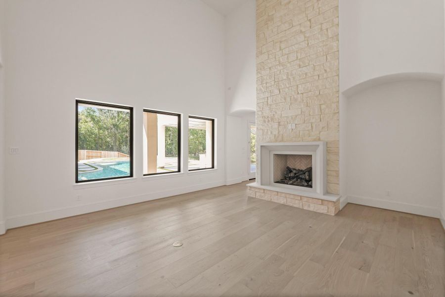 Spacious, unfurnished interior of a new home in The Park and The Reserve, Fulshear (Image 36).