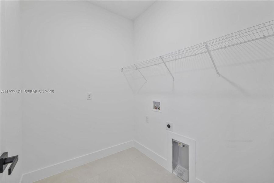 Spacious, unfurnished interior of a new home in , Lehigh Acres (Image 30).