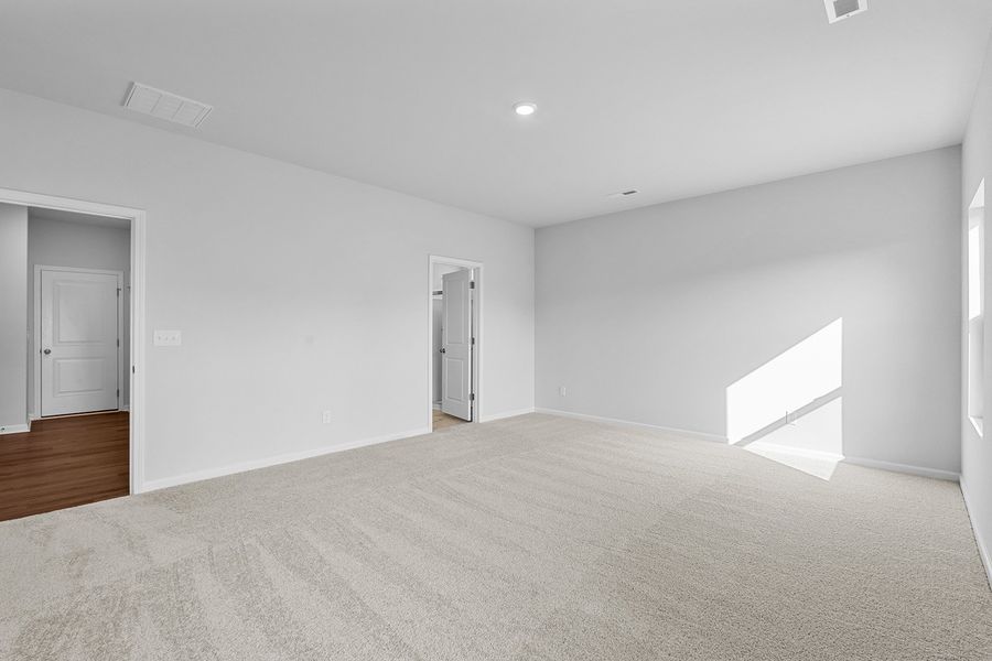 Spacious, unfurnished interior of a new home in Hanes Lake, Winston-Salem (Image 27).