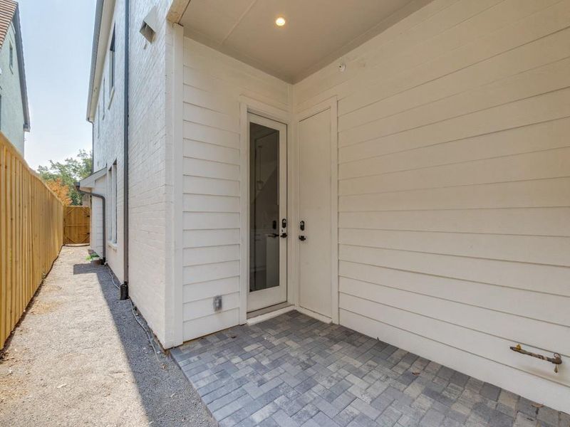 Covered patio with dog run