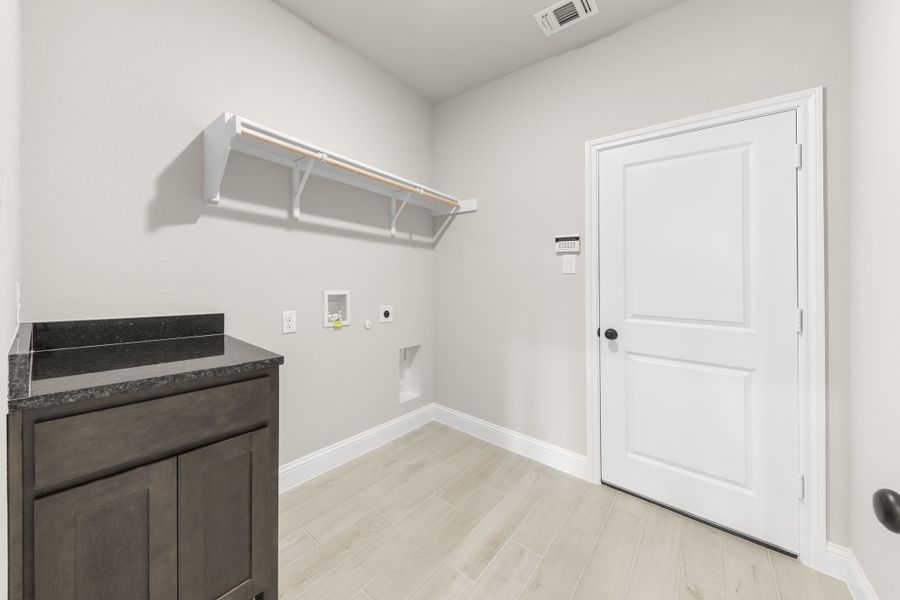 Spacious, unfurnished interior of a new home in Lovers Landing, Forney (Image 25).