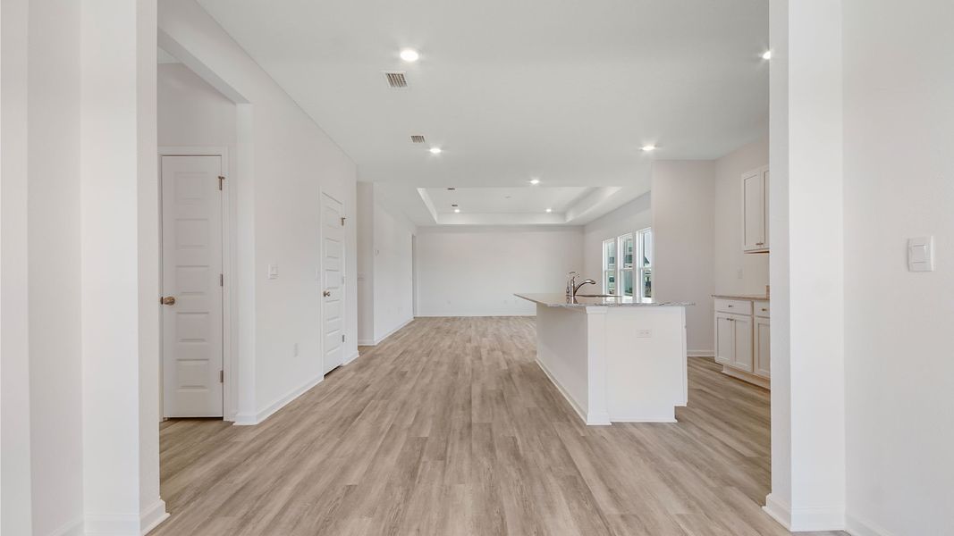 Spacious, unfurnished interior of a new home in Owl's Head East, Freeport (Image 10).