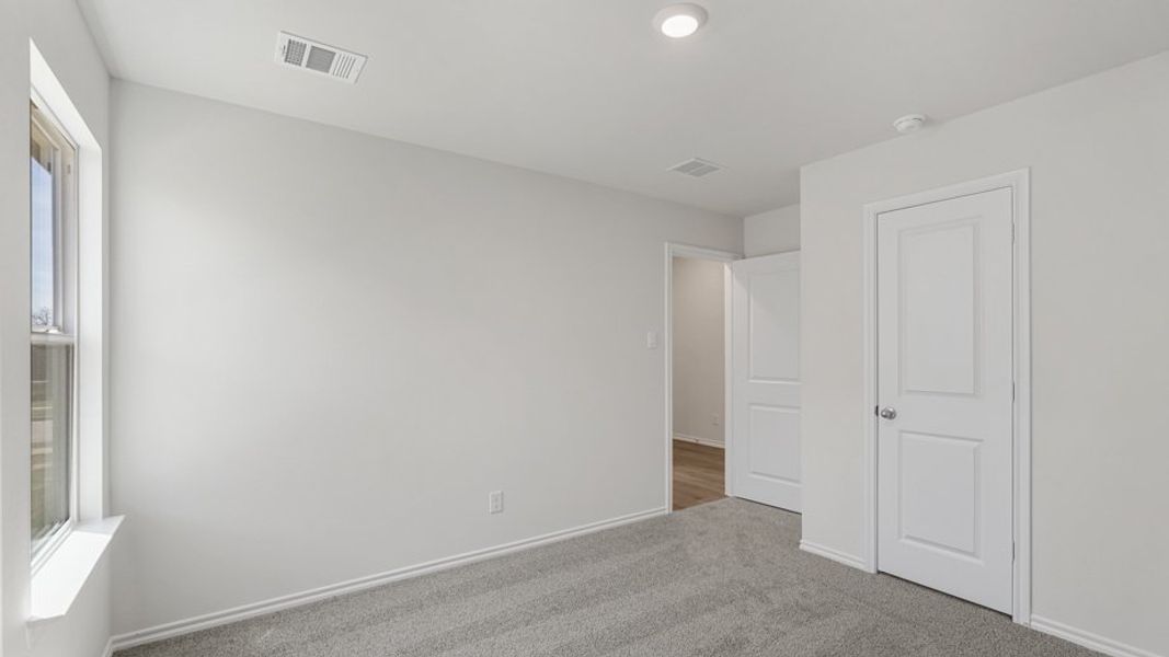Spacious, unfurnished interior of a new home in Valor Farms, Royse City (Image 31).