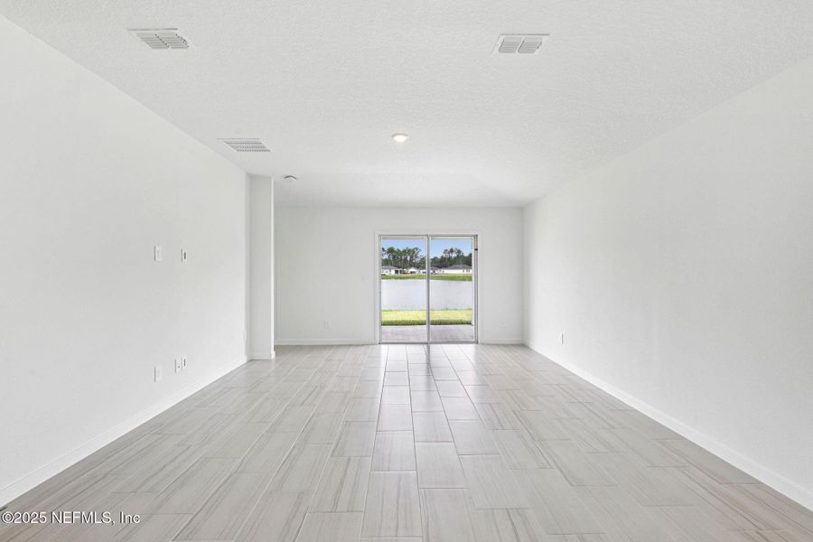 Spacious, unfurnished interior of a new home in Azalea Creek, Jacksonville (Image 17).