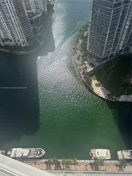 Condo located in Miami, FL showcasing its design and architecture (Image 25).