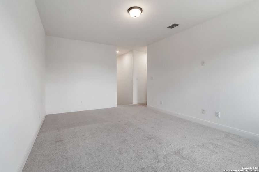 Spacious, unfurnished interior of a new home in Woodbridge Farms, La Vernia (Image 19).