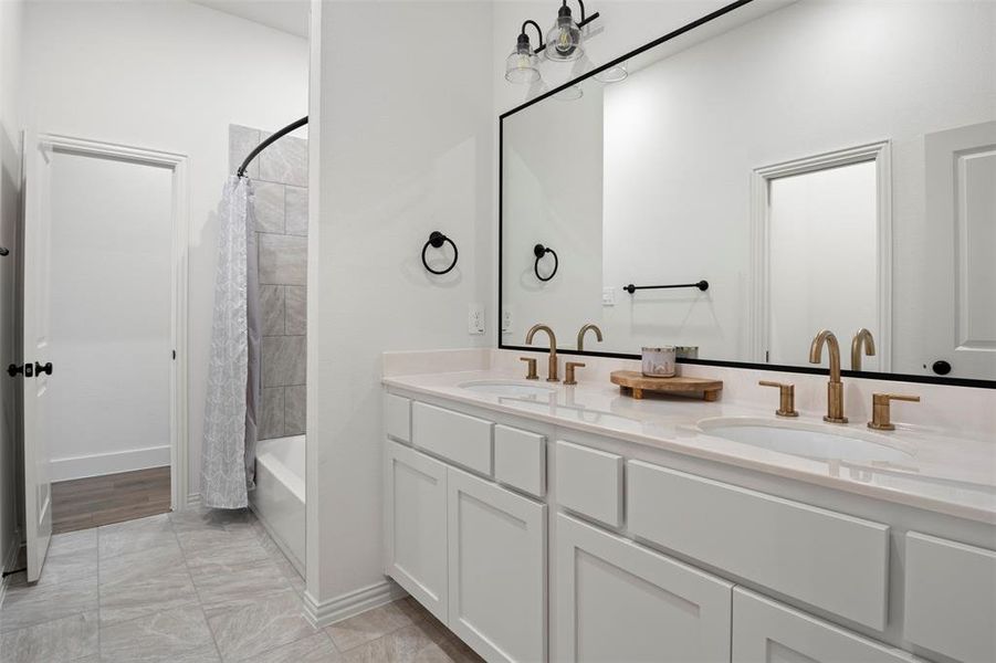 Furnished interior view inside a new home in , Saginaw (Image 10).