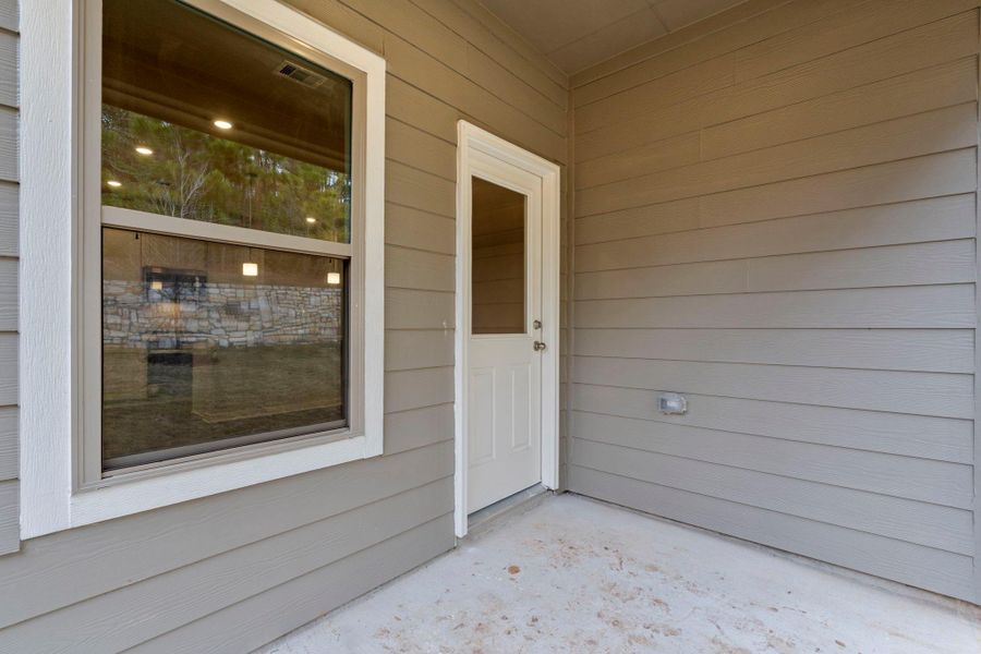Exterior details and patio area of a home in Westridge Cove, Conroe (Image 3).