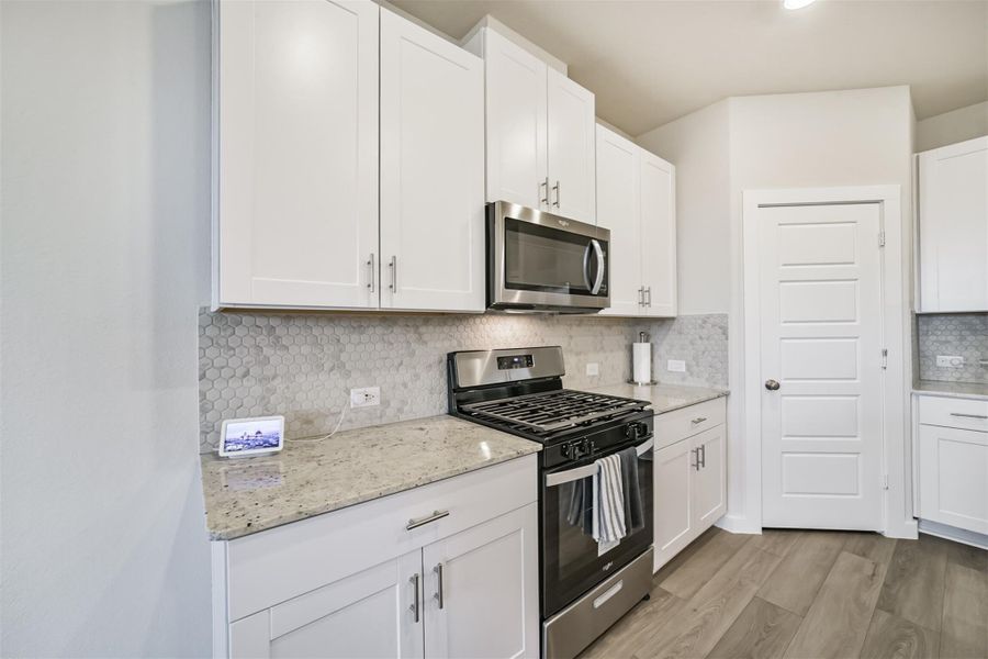 Gas cooktop and gas oven, aligned with high end cabinetry. Gas cooktop and gas oven, aligned with high end cabinetry.