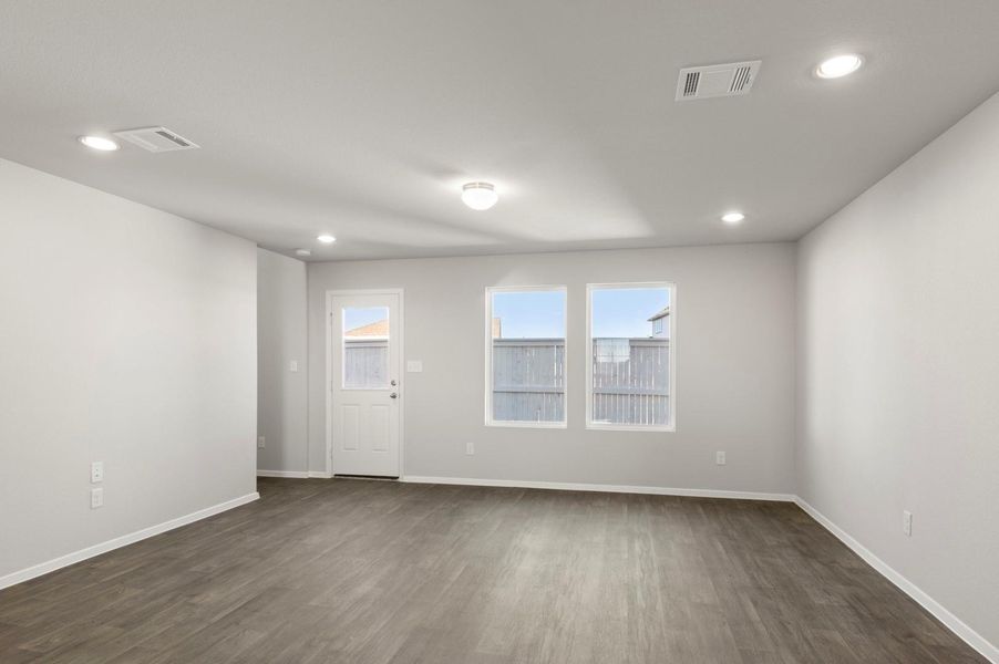 Spacious, unfurnished interior of a new home in Harvest Ridge, Elgin (Image 18).