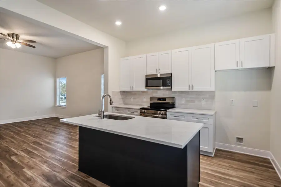 Electric oven and microwave included. Electric oven and microwave included.