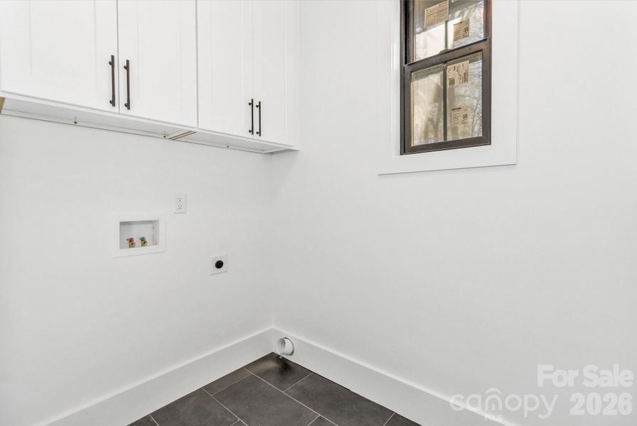 Spacious, unfurnished interior of a new home in , Mills River (Image 28).