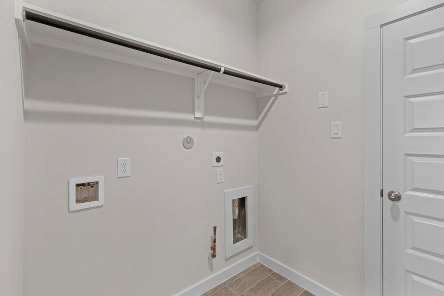 Spacious, unfurnished interior of a new home in Barton Creek Ranch, Conroe (Image 27).