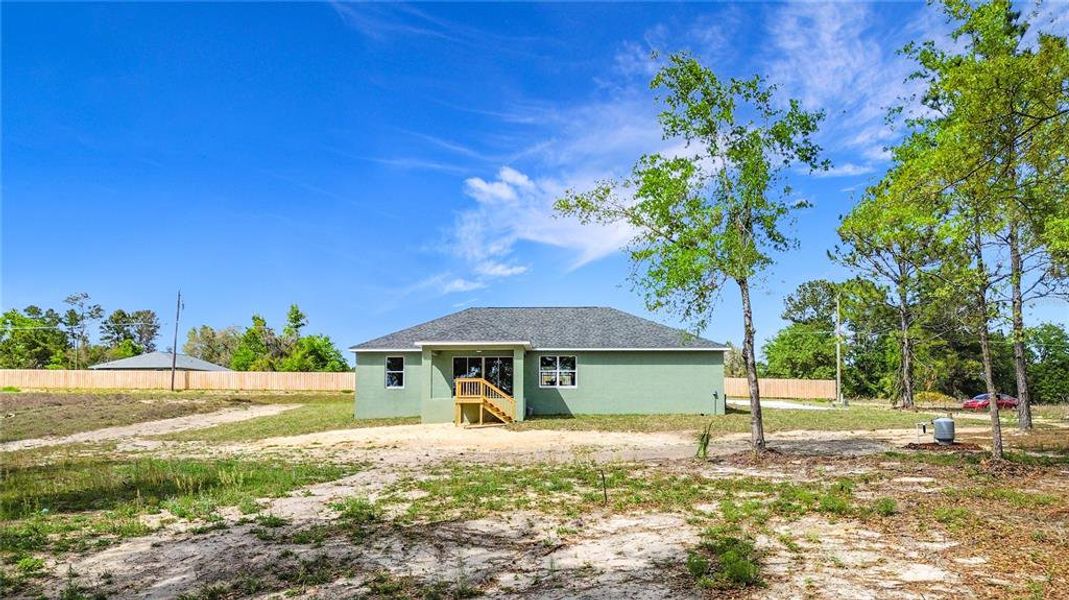 Exterior details and patio area of a home in , Dunnellon (Image 21).