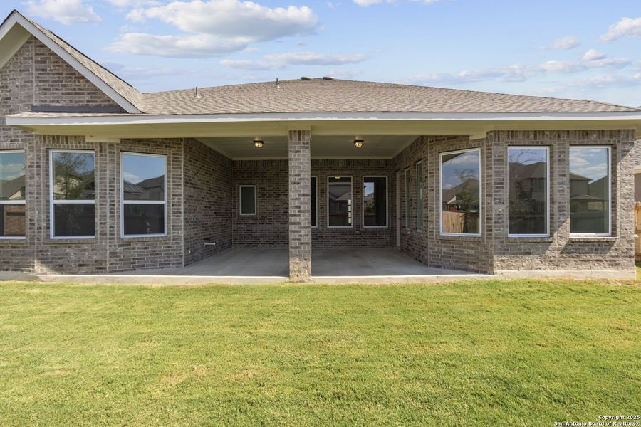 Exterior details and patio area of a home in Stillwater Ranch, San Antonio (Image 3).