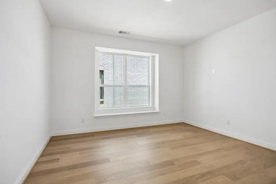 Spacious, unfurnished interior of a new home in Edgewater, Fate (Image 17).