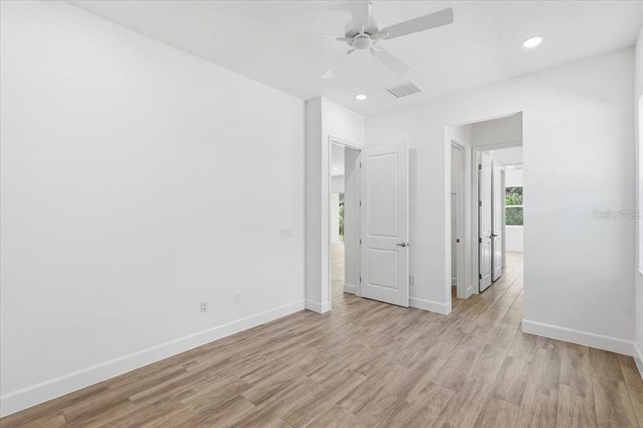 Spacious, unfurnished interior of a new home in Parkdale Place, Oviedo (Image 12).