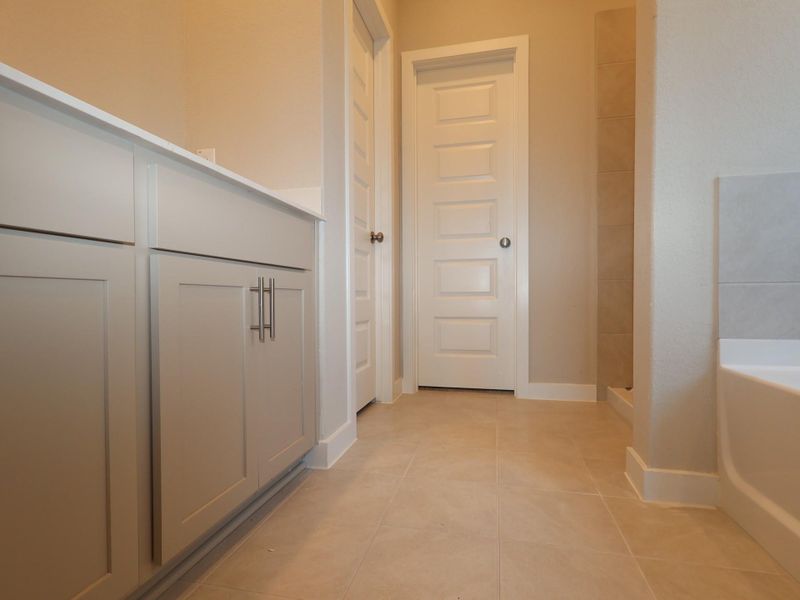 Spacious, unfurnished interior of a new home in Cascades at Onion Creek, Austin (Image 11).