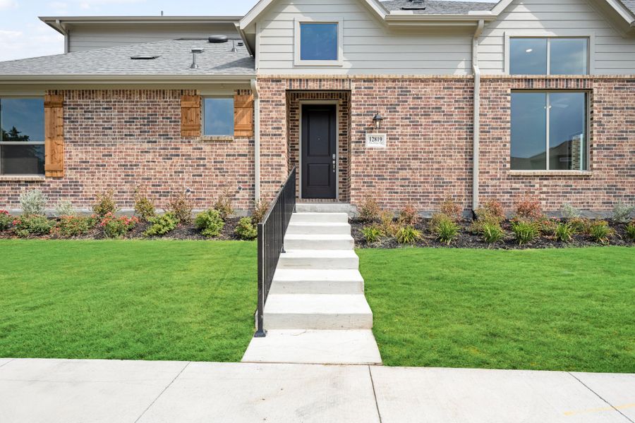 Exterior details and patio area of a home in Cottonwood Creek, Rowlett (Image 3).