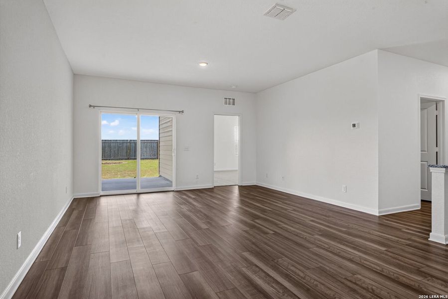 Spacious, unfurnished interior of a new home in Hennersby Hollow, San Antonio (Image 27).