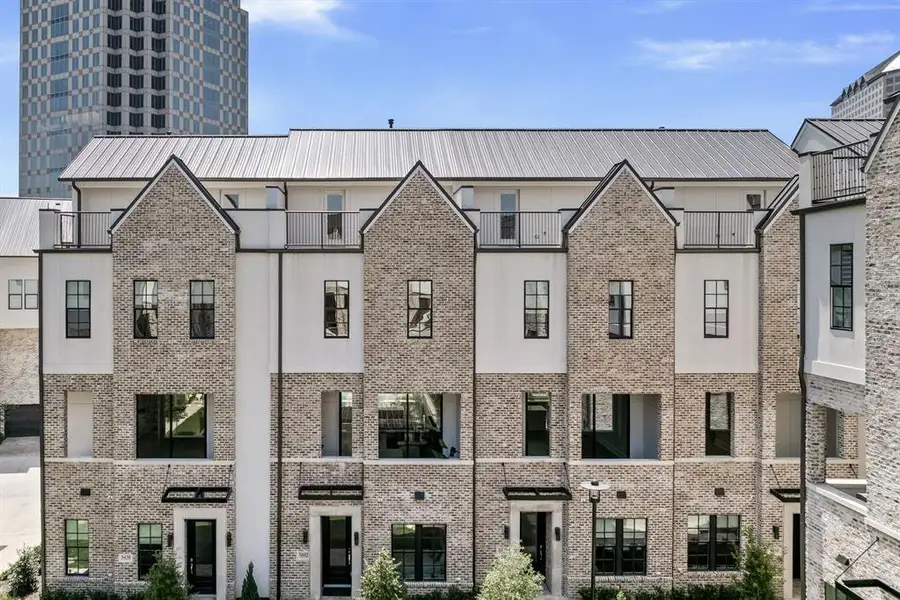 Condo located in Irving, TX showcasing its design and architecture (Image 4).