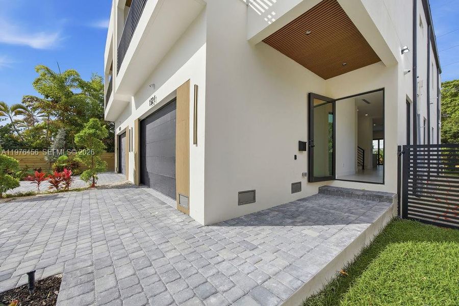 Exterior details and patio area of a home in , Fort Lauderdale (Image 3).