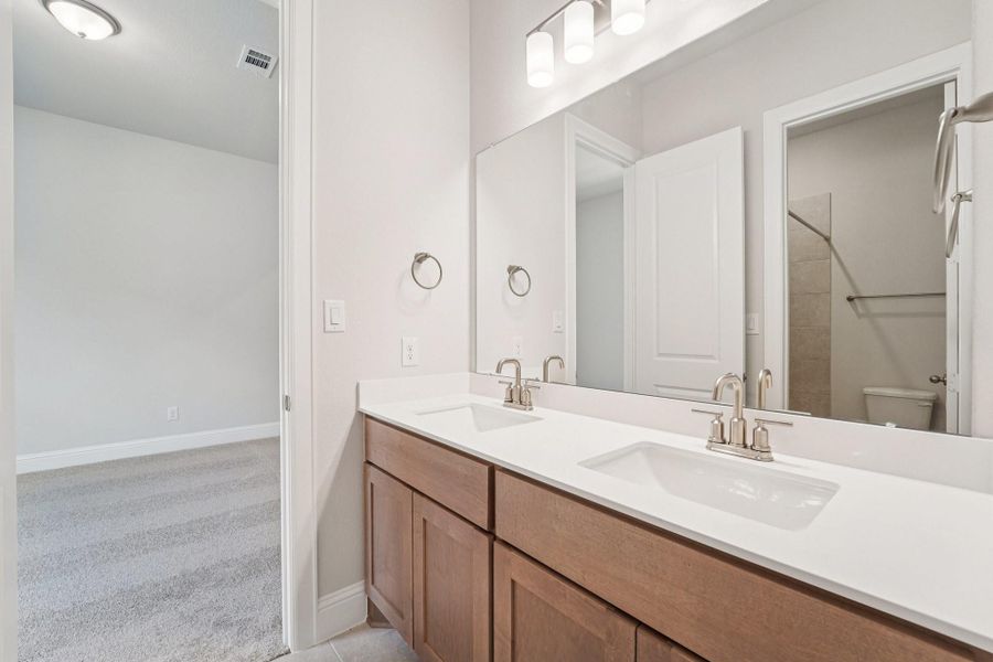 Furnished interior view inside a new home in Evergreen 70', Conroe (Image 9).