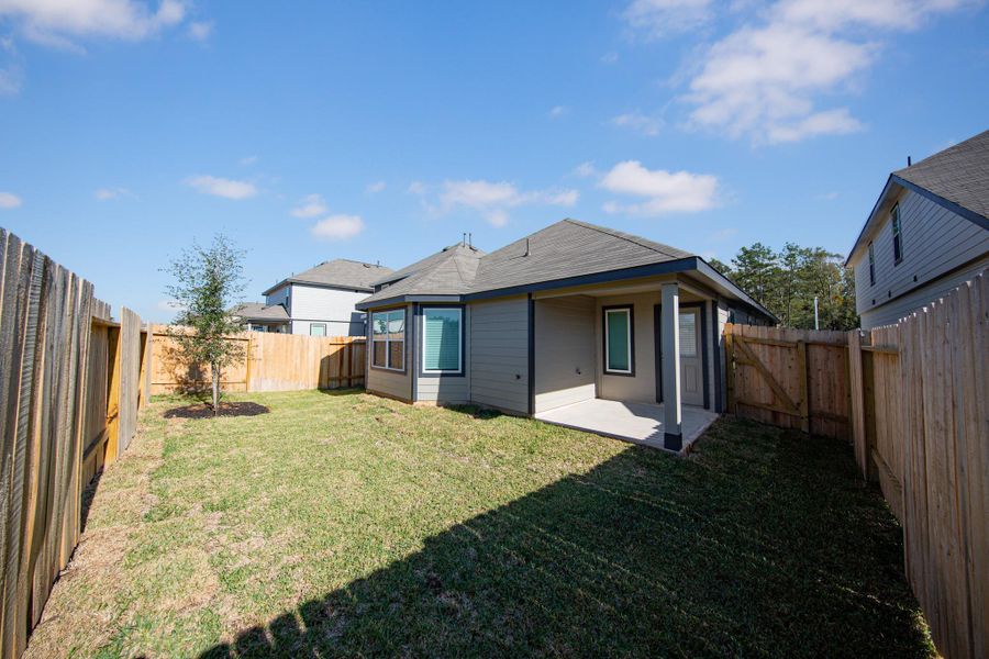 Exterior details and patio area of a home in Mackenzie Creek, Conroe (Image 3).