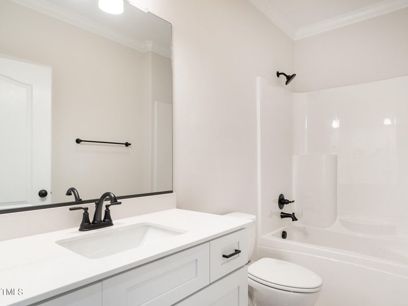 29 2374_WhelenDr Hallbath