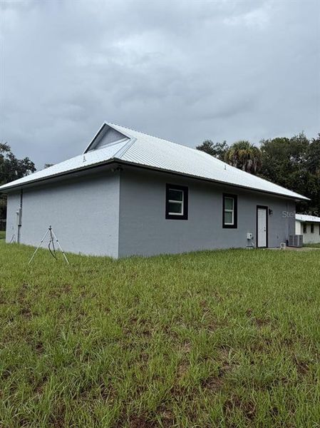 Exterior details and patio area of a home in , Okeechobee (Image 20).