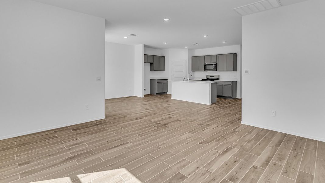 Spacious, unfurnished interior of a new home in Barnett Village, Marana (Image 21).