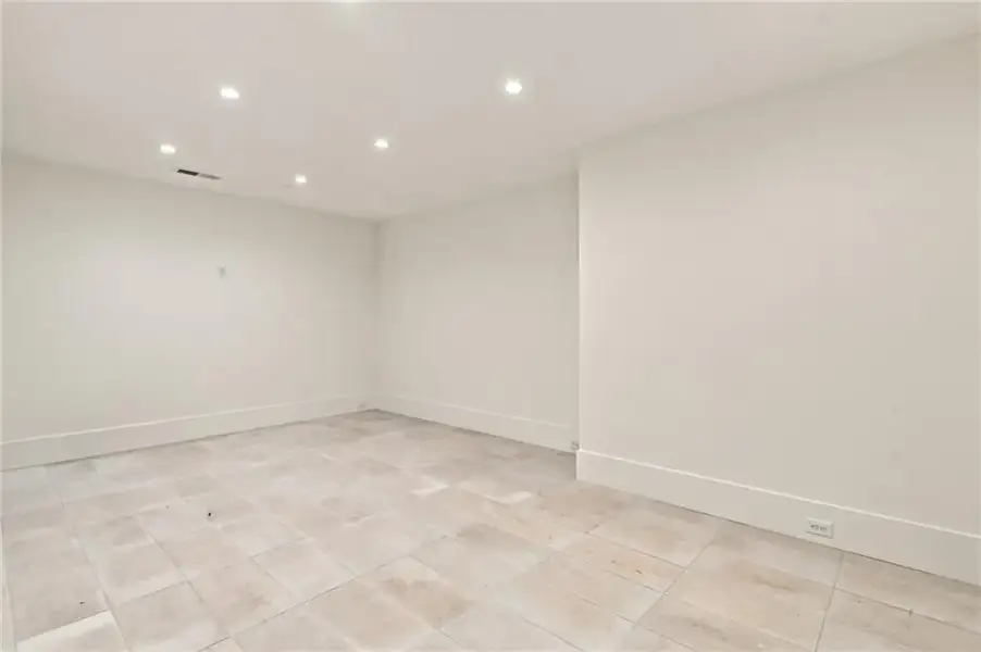 Spacious, unfurnished interior of a new home in , Atlanta (Image 24).