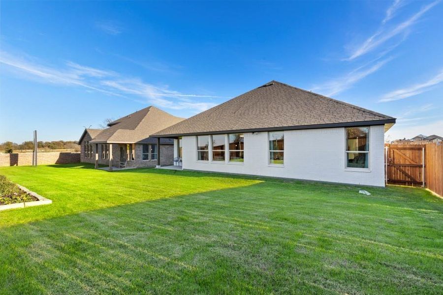 Exterior details and patio area of a home in Lakeview Pointe, Grand Prairie (Image 3).