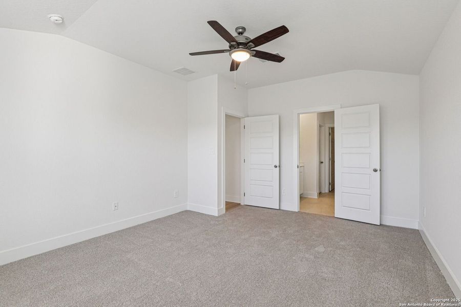 Spacious, unfurnished interior of a new home in Comanche Ridge, San Antonio (Image 46).