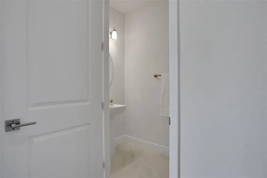 Spacious, unfurnished interior of a new home in Bungalow Walk at Lakewood Ranch, Sarasota (Image 17).