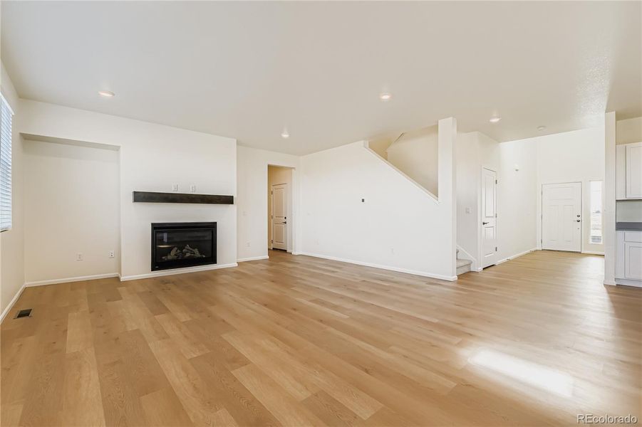 Living room w/gas fireplace