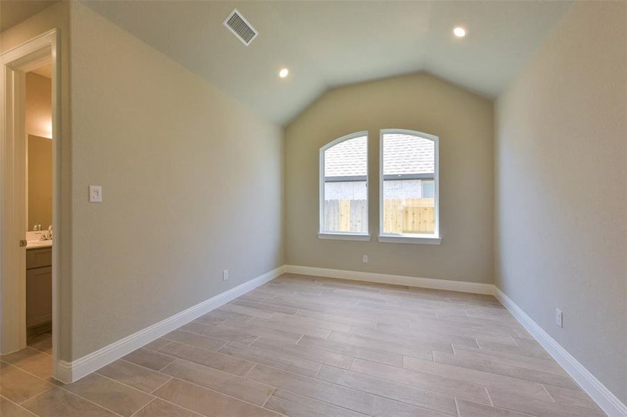 Spacious, unfurnished interior of a new home in Evergreen 50', Conroe (Image 31).