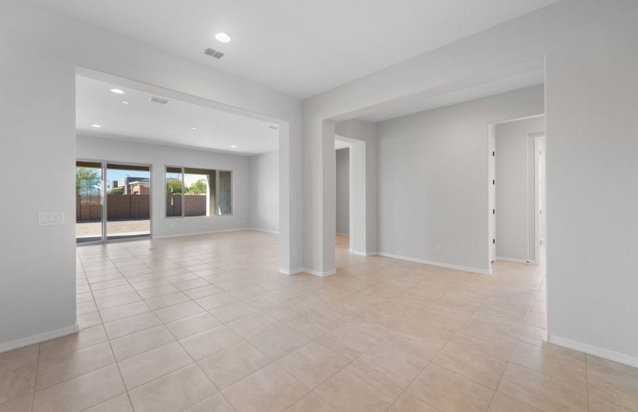 Spacious, unfurnished interior of a new home in Sun City Anthem at Merrill Ranch, Florence (Image 19).