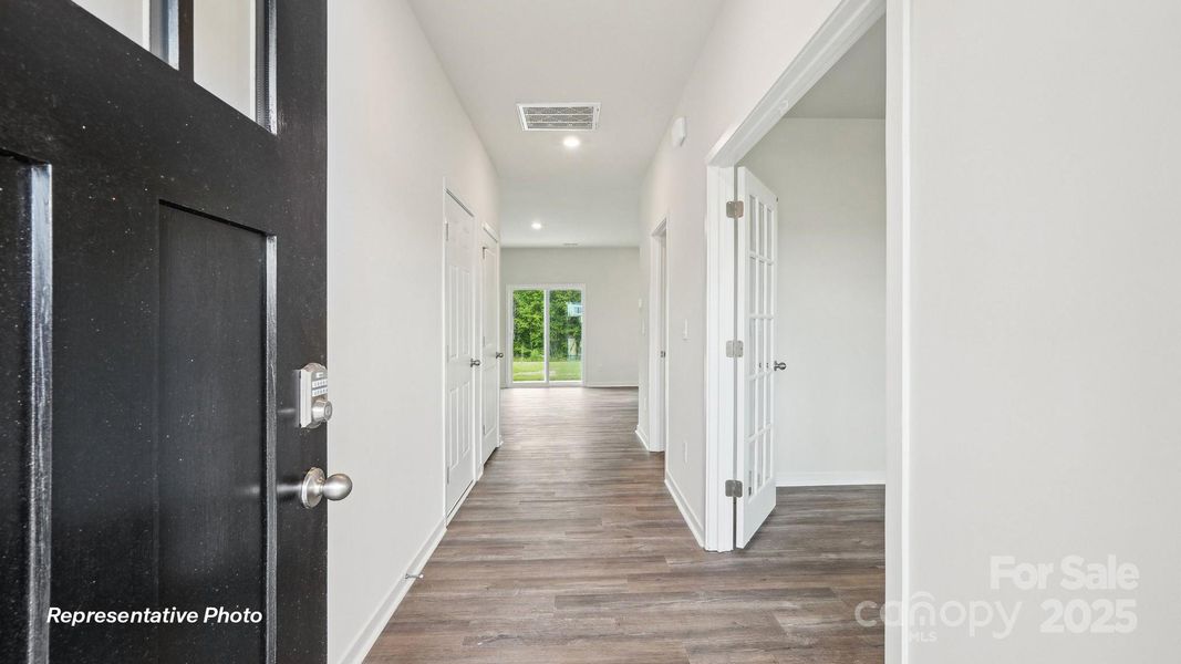 Spacious, unfurnished interior of a new home in Reedy Creek Preserve, Charlotte (Image 28).
