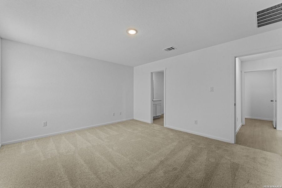 Spacious, unfurnished interior of a new home in Sky Ranch, New Braunfels (Image 22).