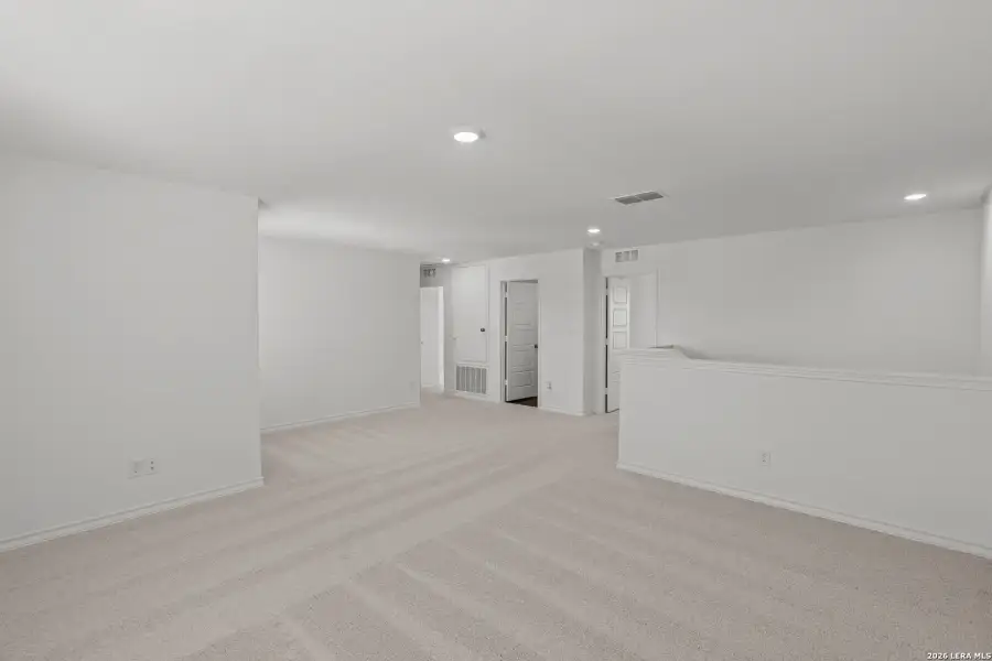 Spacious, unfurnished interior of a new home in Cinco Lakes, San Antonio (Image 29).