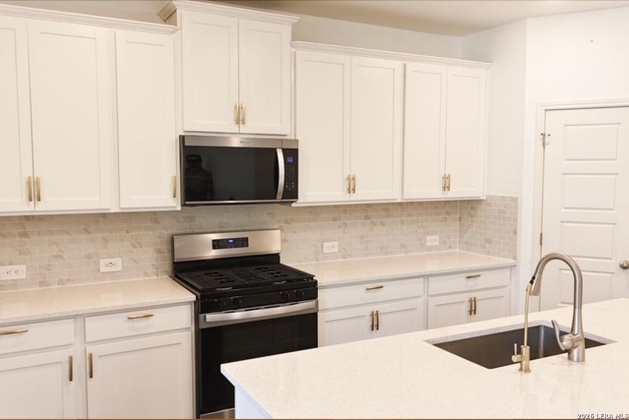 Furnished interior view inside a new home in Thomas Pond, San Antonio (Image 10).