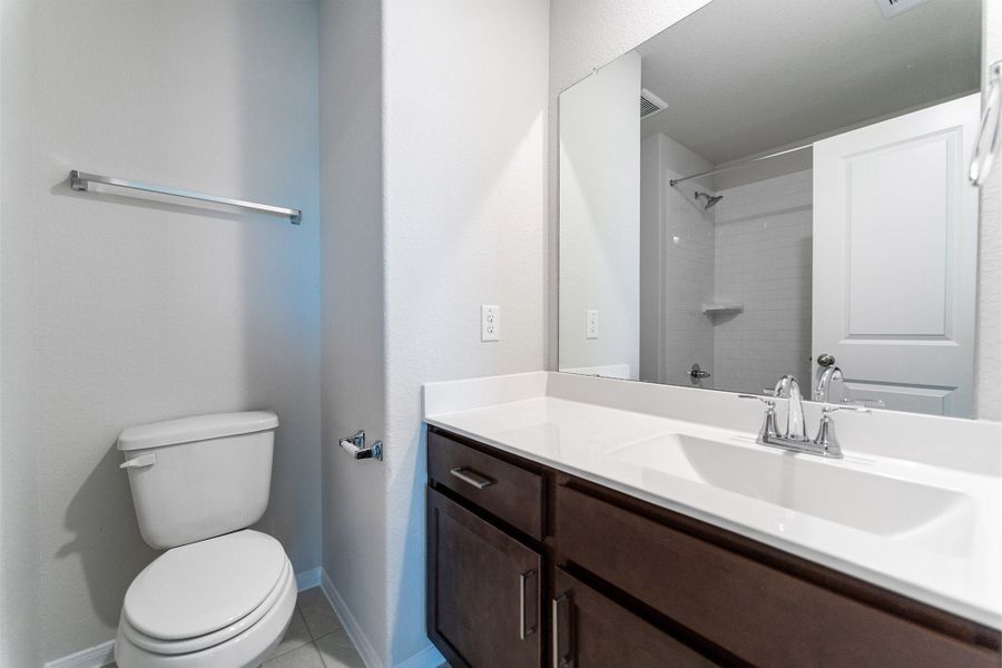 Furnished interior view inside a new home in Lago Mar, Texas City (Image 8).