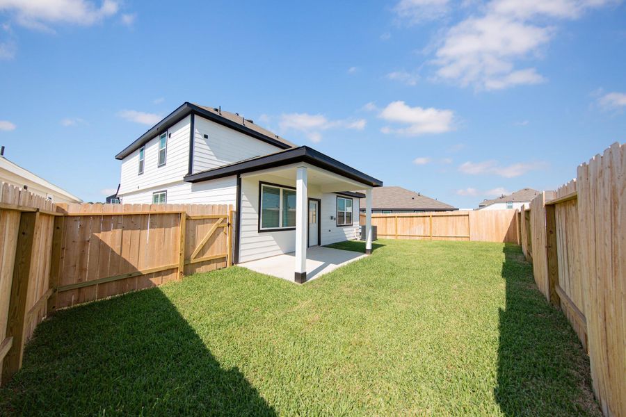Exterior details and patio area of a home in Bammel Oaks, Houston (Image 3).