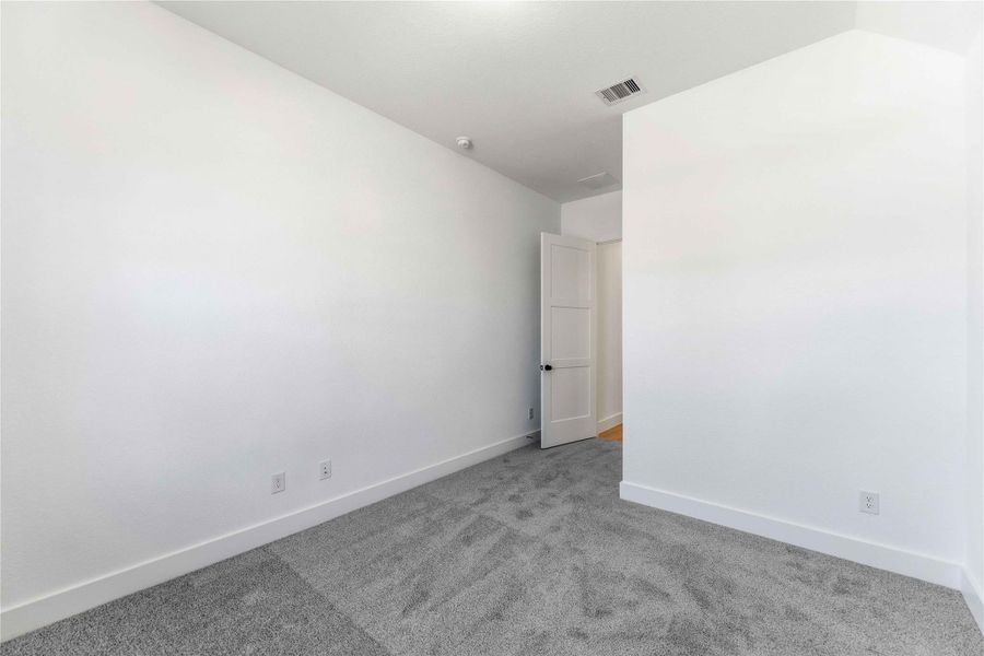 Spacious, unfurnished interior of a new home in Valencia, Manvel (Image 16).