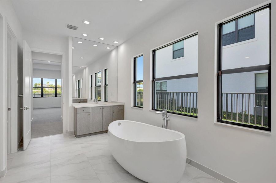 Main Bathroom Main Bathroom