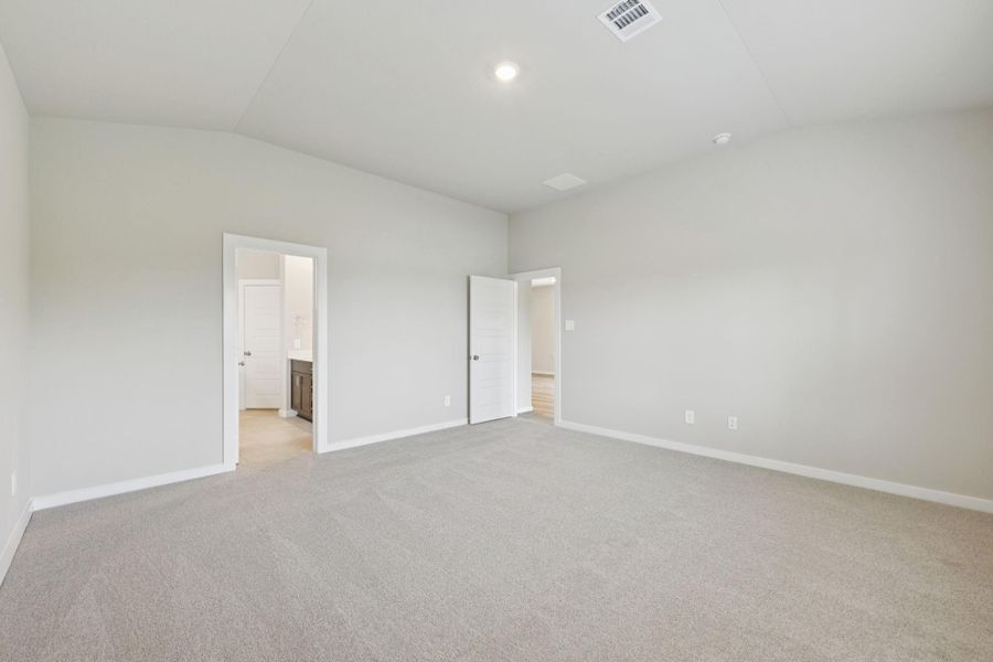 Spacious, unfurnished interior of a new home in Heights of Barbers Hill, Mont Belvieu (Image 15).